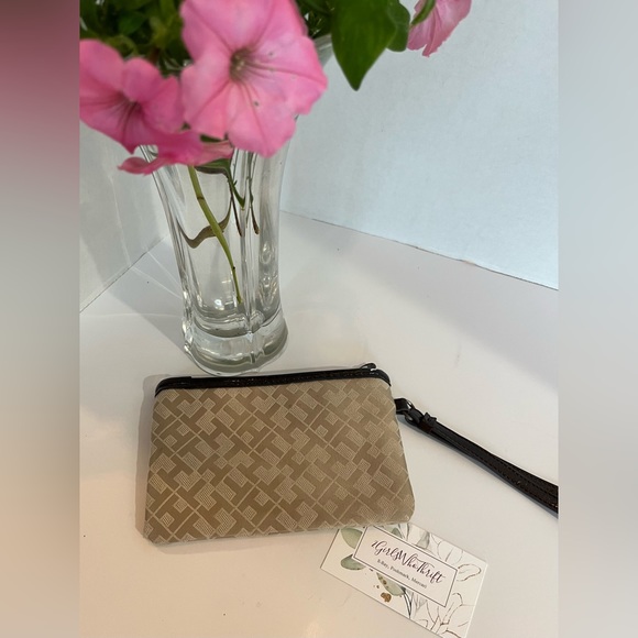 TOMMY HILFIGER Wristlet Signature Pouch Wallet Beige/Brown Patent - Picture 8 of 11